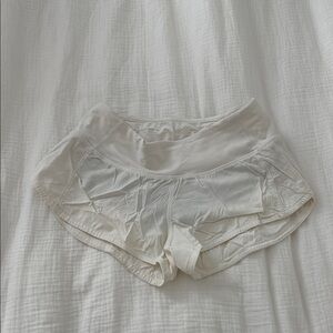 Lululemon White speed up 2.5 inch short low rise